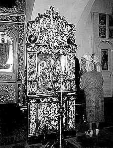 У храмовой иконы. Канский Свято-Троицкий собор. Фото Валентины Моревой